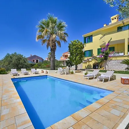 Lägenhet Oscar With Shared Pool Zadar